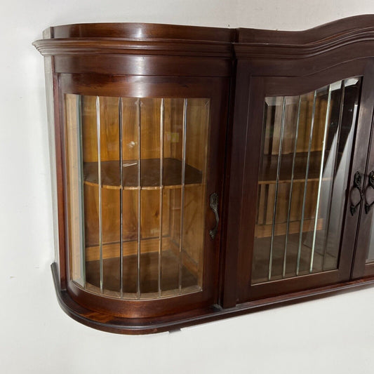 Vetrina d'epoca a sospensione in legno cristalliera Antica stile liberty anni 30 Categoria Vetrine