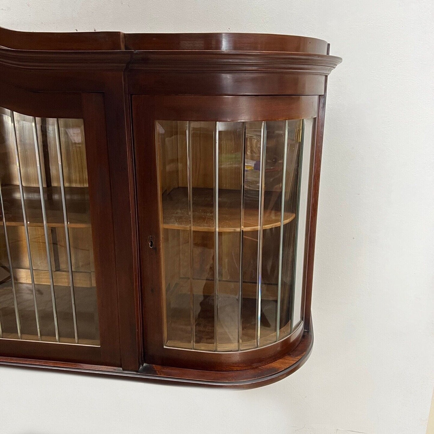 Vetrina d'epoca a sospensione in legno cristalliera Antica stile liberty anni 30 Categoria Vetrine