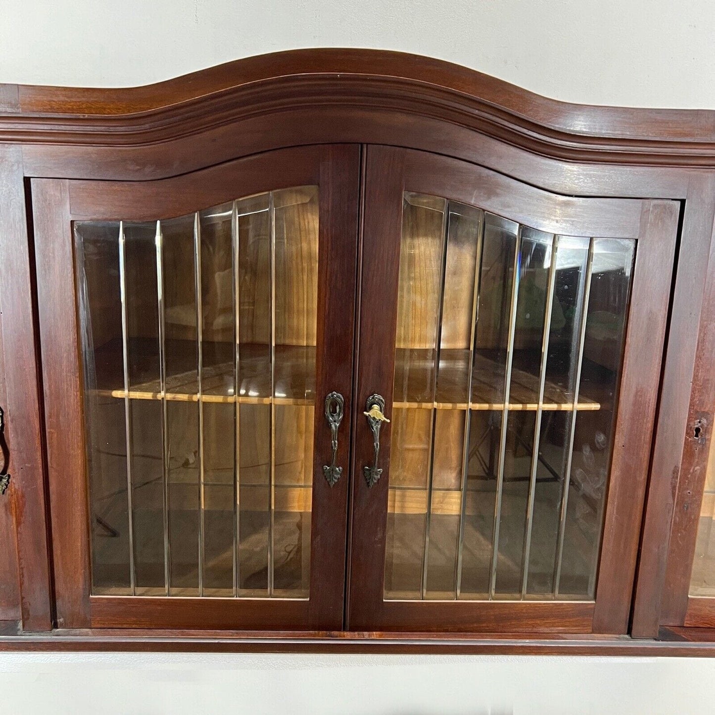 Vetrina d'epoca a sospensione in legno cristalliera Antica stile liberty anni 30 Categoria Vetrine