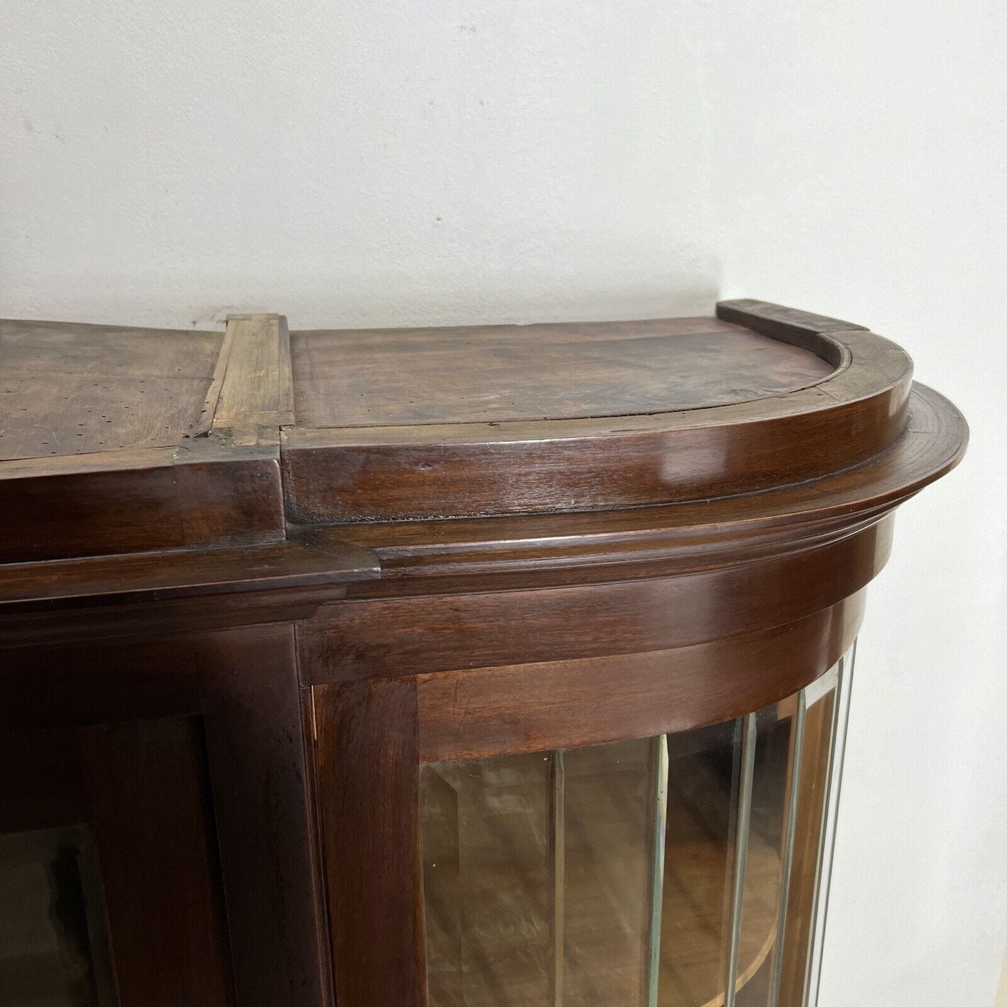 Vetrina d'epoca a sospensione in legno cristalliera Antica stile liberty anni 30 Categoria Vetrine