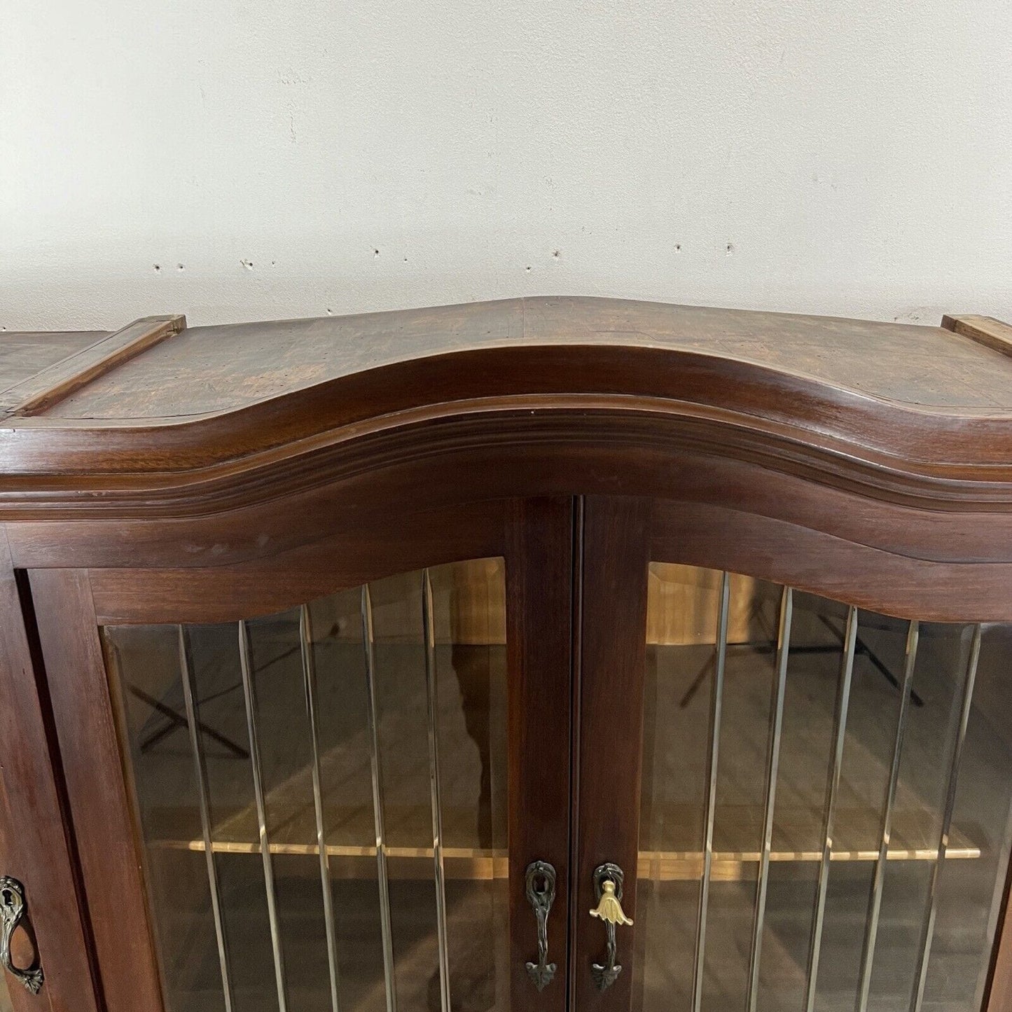 Vetrina d'epoca a sospensione in legno cristalliera Antica stile liberty anni 30 Categoria Vetrine