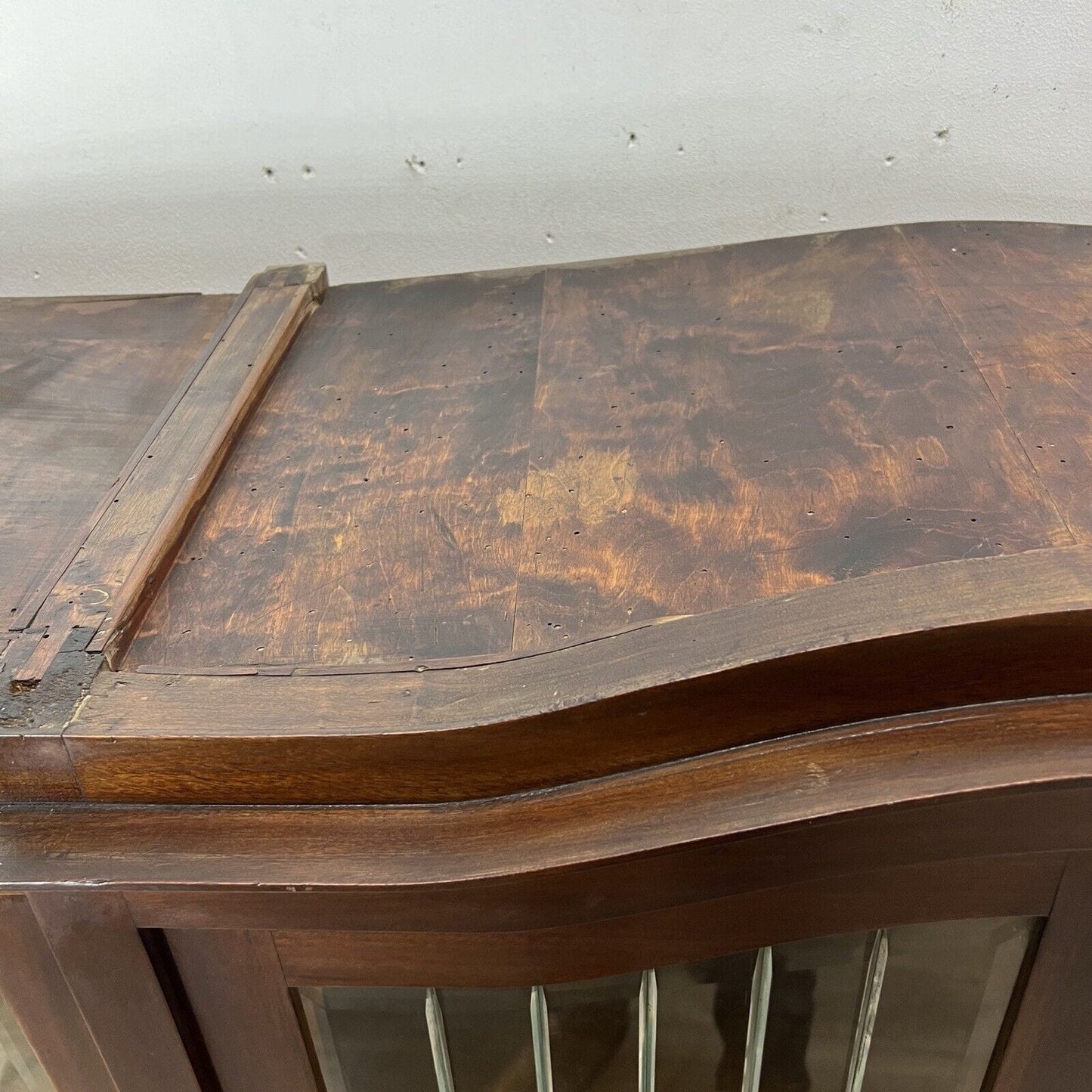 Vetrina d'epoca a sospensione in legno cristalliera Antica stile liberty anni 30 Categoria Vetrine