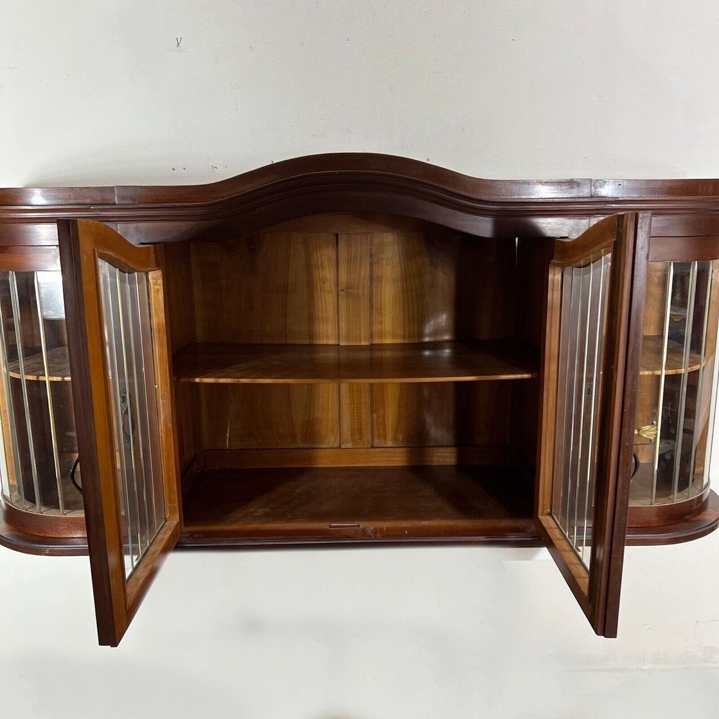 Vetrina d'epoca a sospensione in legno cristalliera Antica stile liberty anni 30 Categoria Vetrine