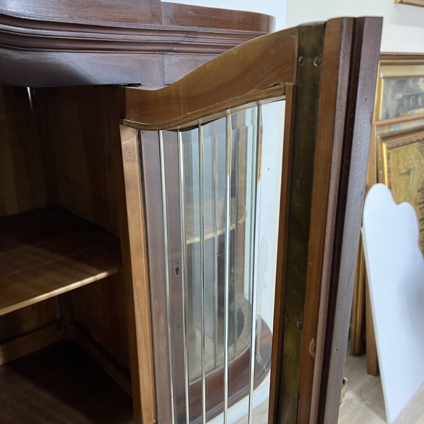 Vetrina d'epoca a sospensione in legno cristalliera Antica stile liberty anni 30 Categoria Vetrine
