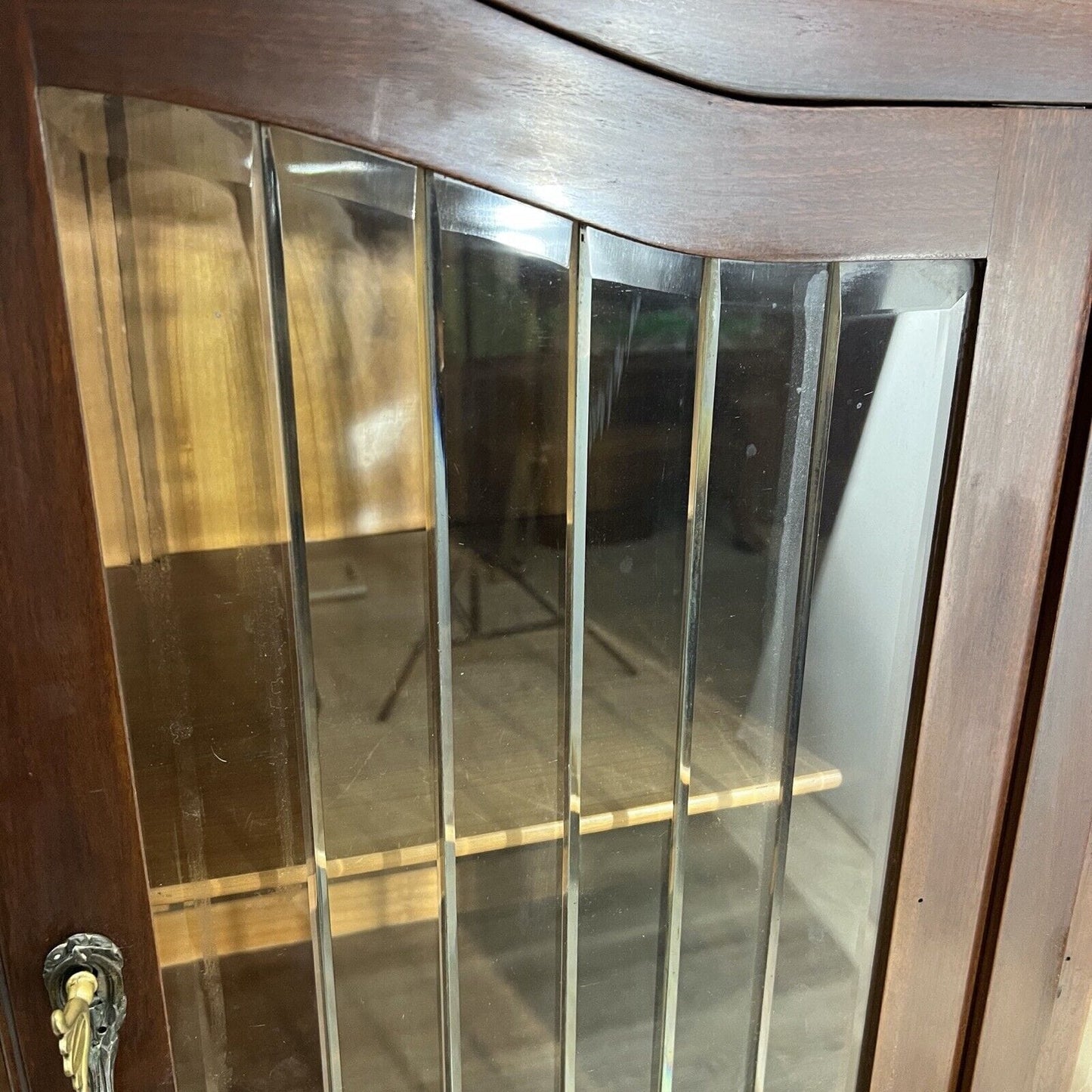 Vetrina d'epoca a sospensione in legno cristalliera Antica stile liberty anni 30 Categoria Vetrine