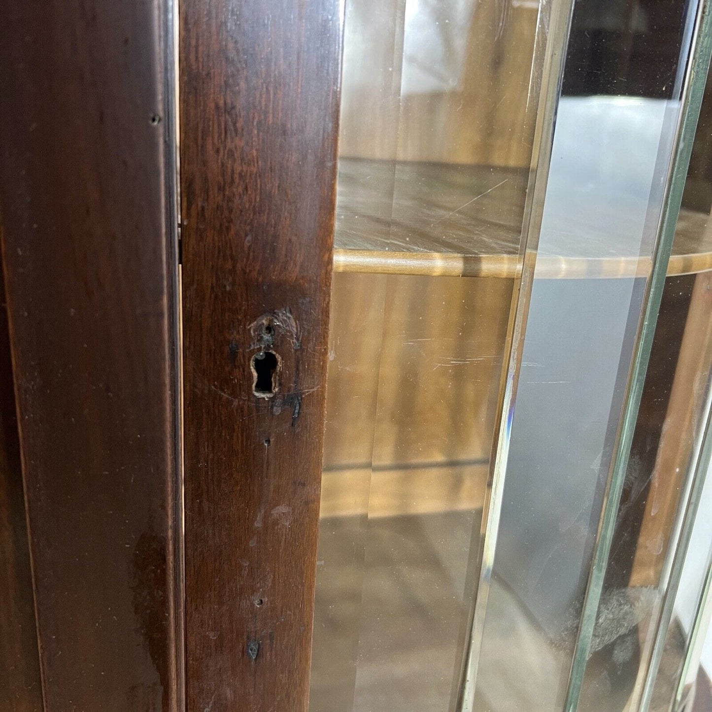 Vetrina d'epoca a sospensione in legno cristalliera Antica stile liberty anni 30 Categoria Vetrine