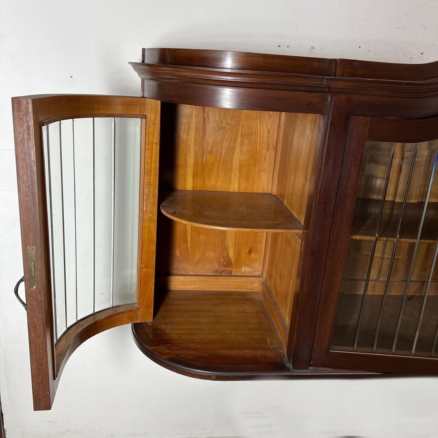 Vetrina d'epoca a sospensione in legno cristalliera Antica stile liberty anni 30 Categoria Vetrine