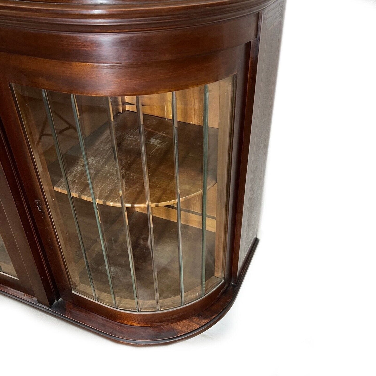Vetrina d'epoca a sospensione in legno cristalliera Antica stile liberty anni 30 Categoria Vetrine