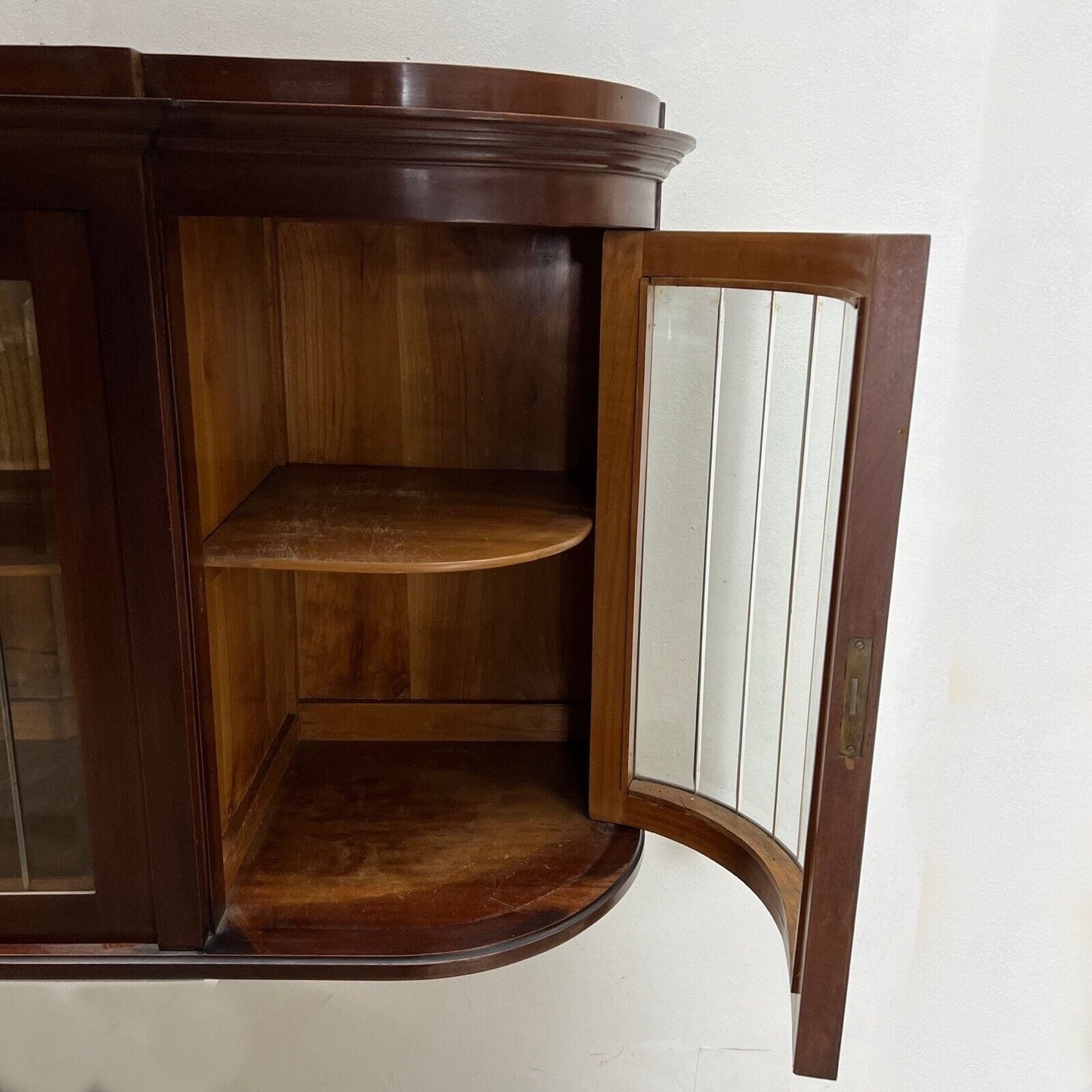 Vetrina d'epoca a sospensione in legno cristalliera Antica stile liberty anni 30 Categoria Vetrine