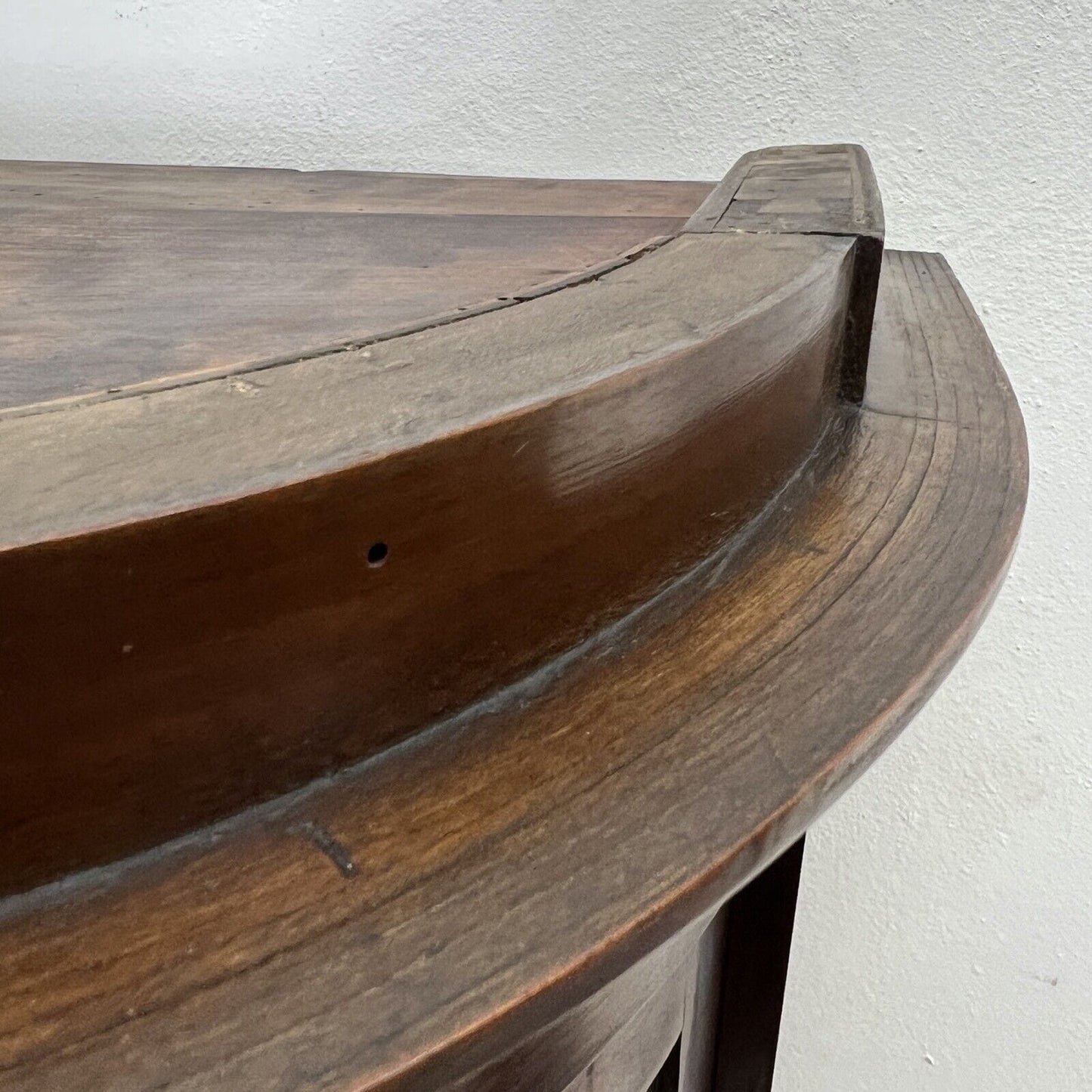Vetrina d'epoca a sospensione in legno cristalliera Antica stile liberty anni 30 Categoria Vetrine