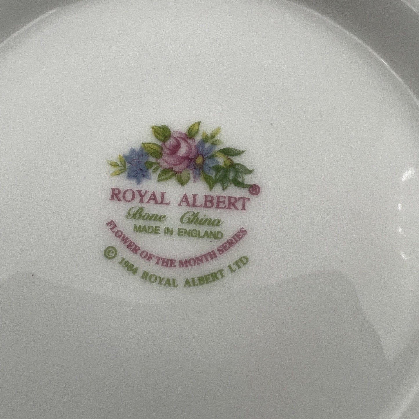 Zuccheriera in porcellana Royal Albert con Coperchio mesi Flower of the month Categoria Servizio tazze - Tazze