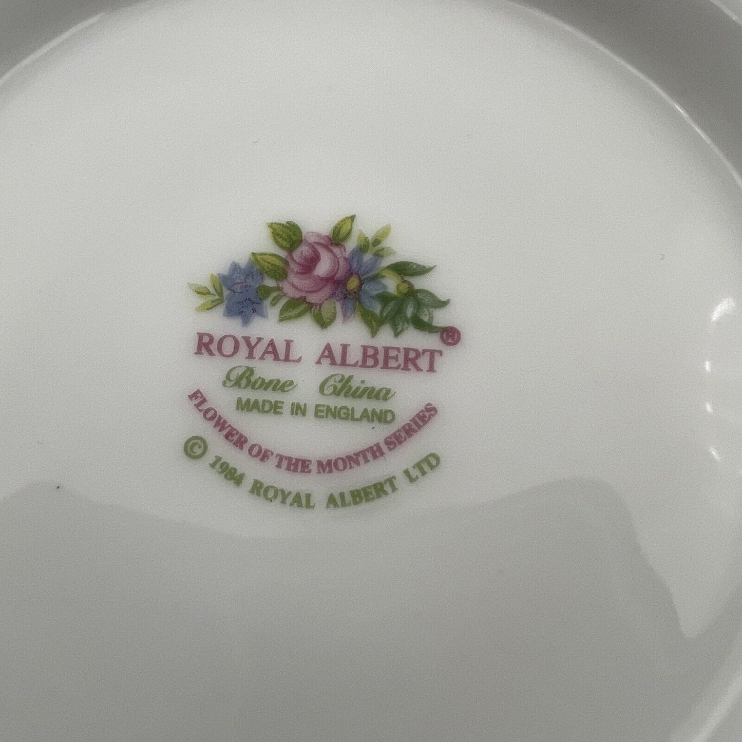 Zuccheriera in porcellana Royal Albert con Coperchio mesi Flower of the month Categoria Servizio tazze - Tazze