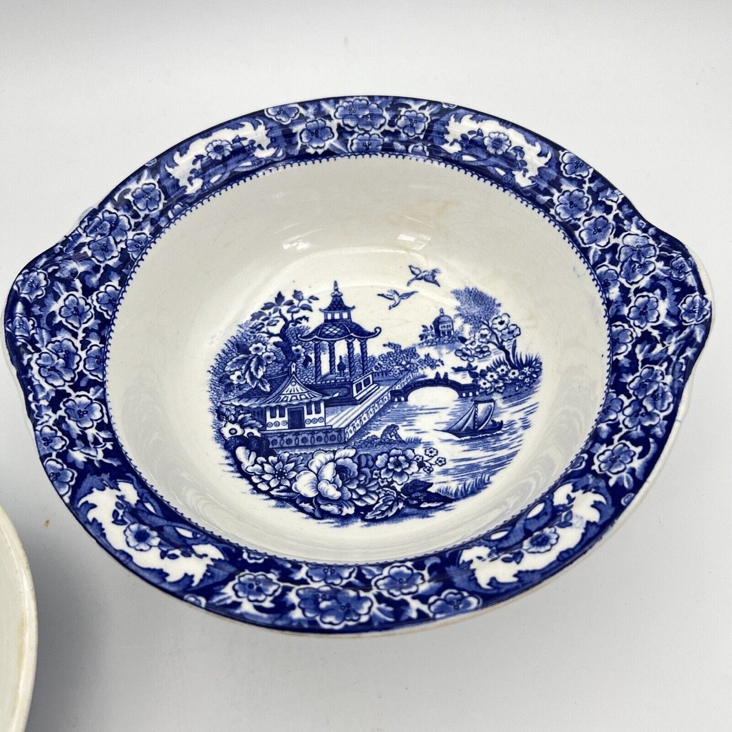 Zuppiera antica inglese in ceramica Legumiera epoca 900 Bianca Blu serie Willow Categoria Zuppiere