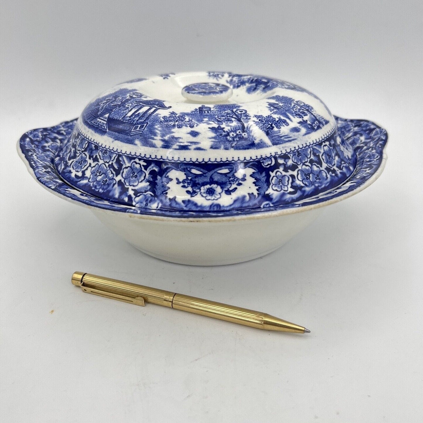 Zuppiera antica inglese in ceramica Legumiera epoca 900 Bianca Blu serie Willow Categoria Zuppiere
