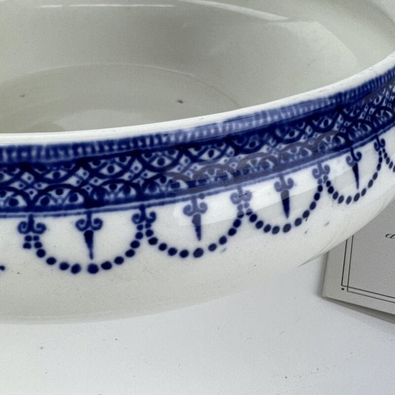 Zuppiera antica inglese in ceramica vecchia legumiera d'epoca bianca blu 900 Categoria Ceramiche e Porcellane