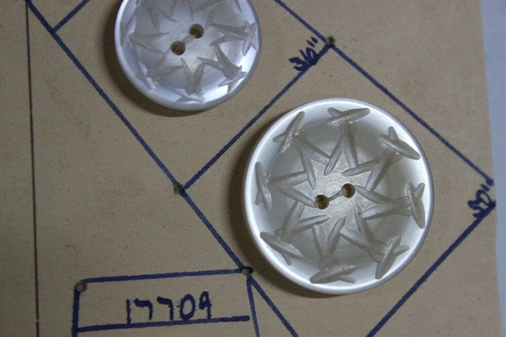 5 MERAVIGLIOSI BOTTONI D'EPOCA RALPH LEWIN / BOTTONE VINTAGE / ENGLISH BUTTONS Bigiotteria & Accessori