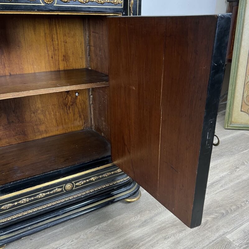 Antica credenza Napoleone III in stile Boulle legno ebanizzato nero e Dipinti Arredamento