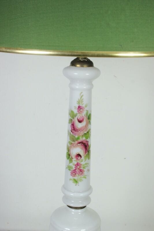 Antica lampada da tavolo in vetro opaline con fiori dipinti paralume verde 900 Lampade Appliques