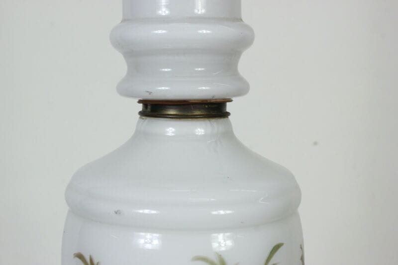 Antica lampada da tavolo in vetro opaline con fiori dipinti paralume verde 900 Lampade Appliques