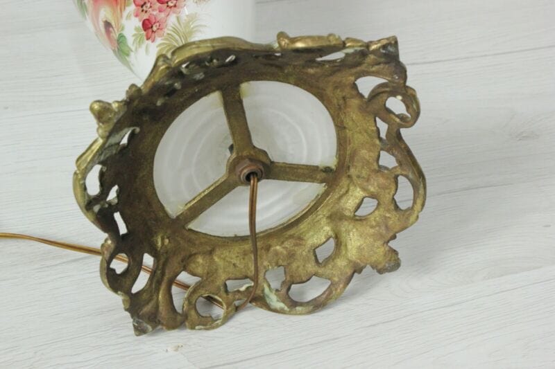 Antica lampada da tavolo in vetro opaline con fiori dipinti paralume verde 900 Lampade Appliques