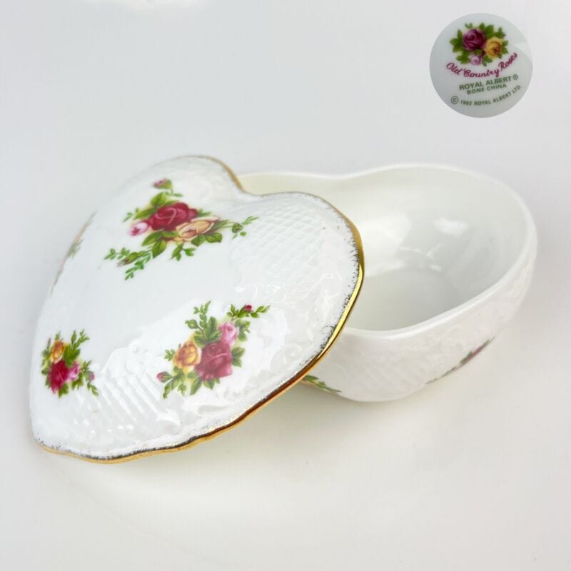 Antica scatola in porcellana Inglese con coperchio a forma di cuore decori rose Ceramiche e Porcellane