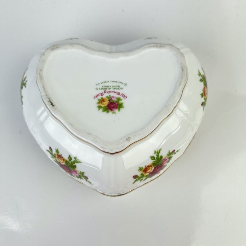 Antica scatola in porcellana Inglese con coperchio a forma di cuore decori rose Ceramiche e Porcellane