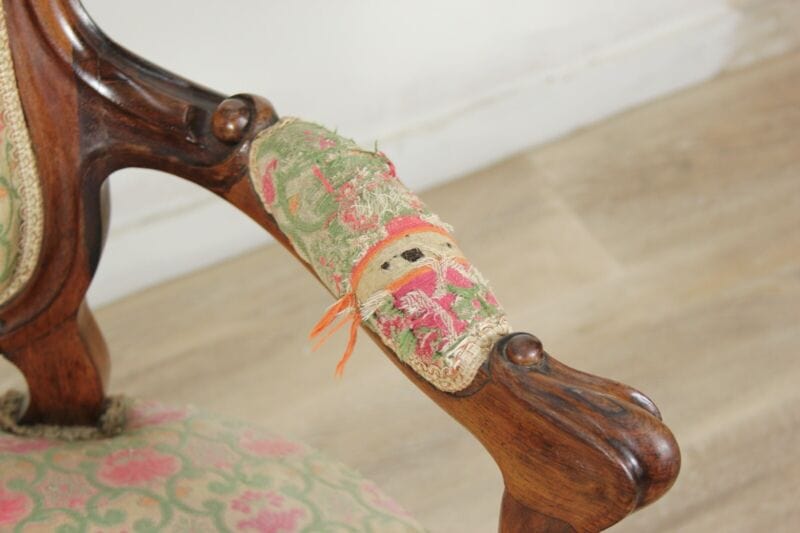 Antica sedia imbottita con braccioli poltrona poltroncina vintage in legno noce Arredamento