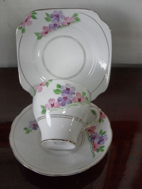ANTICA TAZZA INGLESE IN PORCELLANA DIPINTA A MANO + PIATTINO DOLCE FIORI Ceramiche e Porcellane