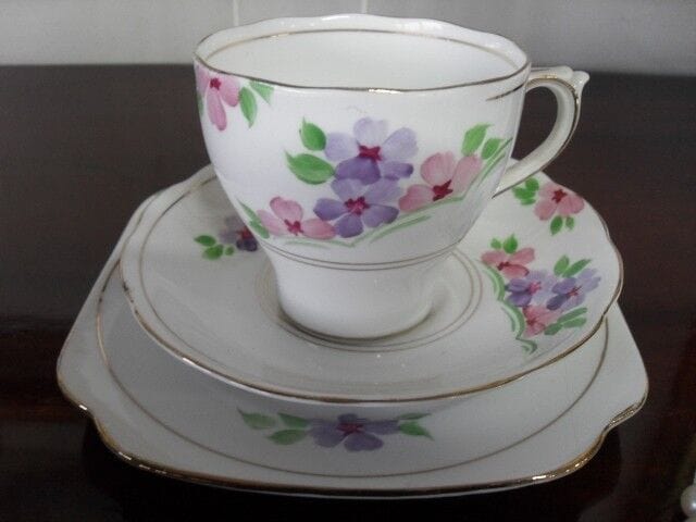 ANTICA TAZZA INGLESE IN PORCELLANA DIPINTA A MANO + PIATTINO DOLCE FIORI Ceramiche e Porcellane