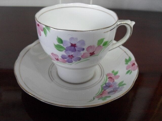 ANTICA TAZZA INGLESE IN PORCELLANA DIPINTA A MANO + PIATTINO DOLCE FIORI Ceramiche e Porcellane