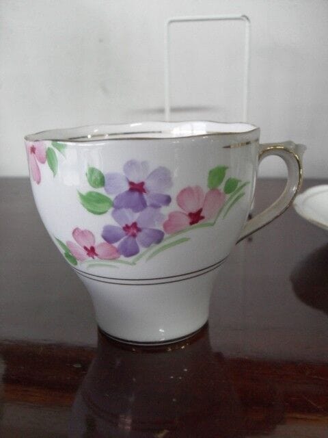 ANTICA TAZZA INGLESE IN PORCELLANA DIPINTA A MANO + PIATTINO DOLCE FIORI Ceramiche e Porcellane