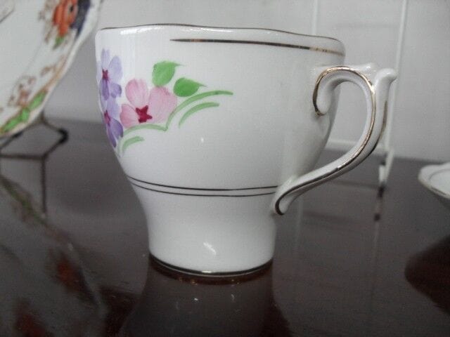 ANTICA TAZZA INGLESE IN PORCELLANA DIPINTA A MANO + PIATTINO DOLCE FIORI Ceramiche e Porcellane