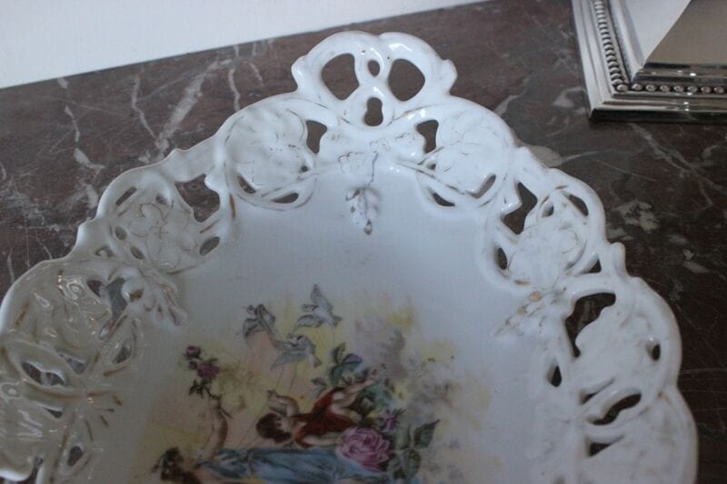 ANTICO CENTROTAVOLA IN PORCELLANA DECORATA CON PUTTI CIOTOLA D'EPOCA PIATTO Ceramiche e Porcellane