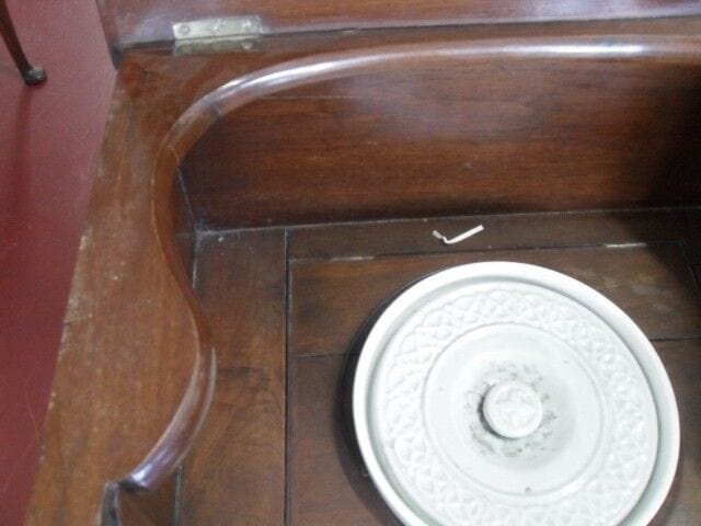 ANTICO COMMODE IN LEGNO CON INTERNO PITALE IN CERAMICA OLD ROOM CONVENIENCE Arredamento