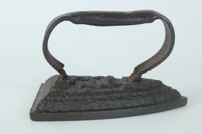 Antico ferro da stiro in ghisa decorato vecchio fermacarte fermaporta d'epoca Attrezzi e Strumenti