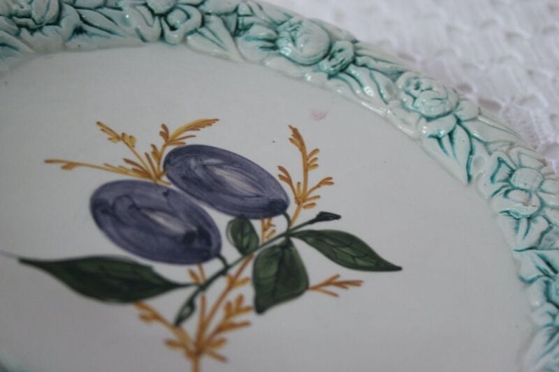 Antico Piatto decorativo vintage in ceramica da appendere a muro frutti Prugne Ceramiche e Porcellane