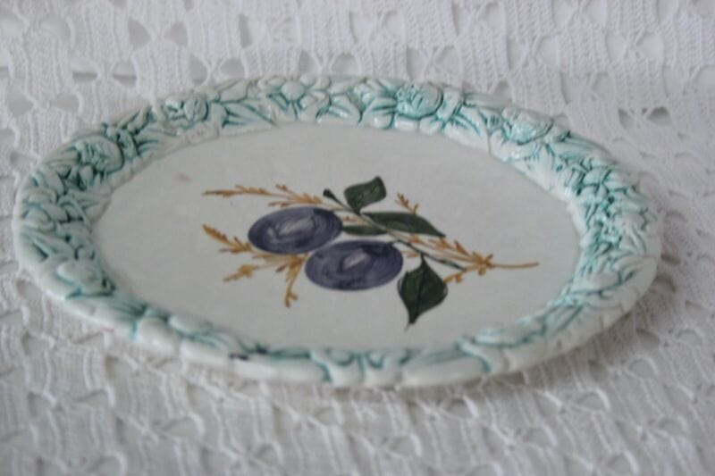 Antico Piatto decorativo vintage in ceramica da appendere a muro frutti Prugne Ceramiche e Porcellane