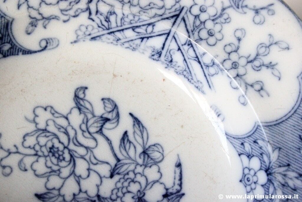 ANTICO PIATTO IN CERAMICA FIORI BIANCO E BLU OLD SIVA FLOW BLUE POTTERY PLATE Ceramiche e Porcellane