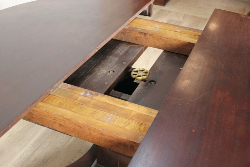Antico tavolo allungabile da pranzo rotondo in legno di mogano epoca 800 America Arredamento