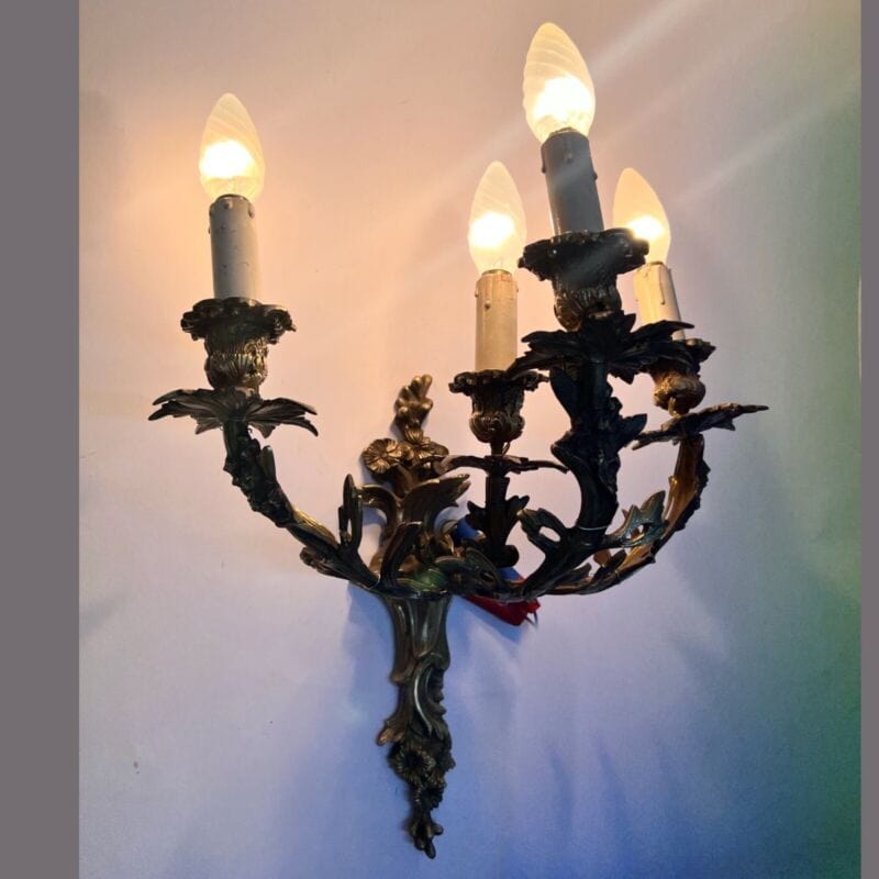 Applique antico stile Luigi XV in bronzo a quattro fiamme luci Lampada da parete Lampade Appliques