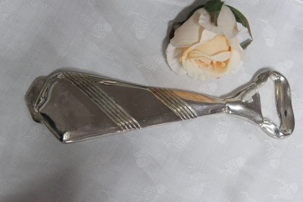 APRIBOTTIGLIA VINTAGE IN SILVER PLATE FORMA CRAVATTA / TAPPA BOTTIGLIA Cavatappi