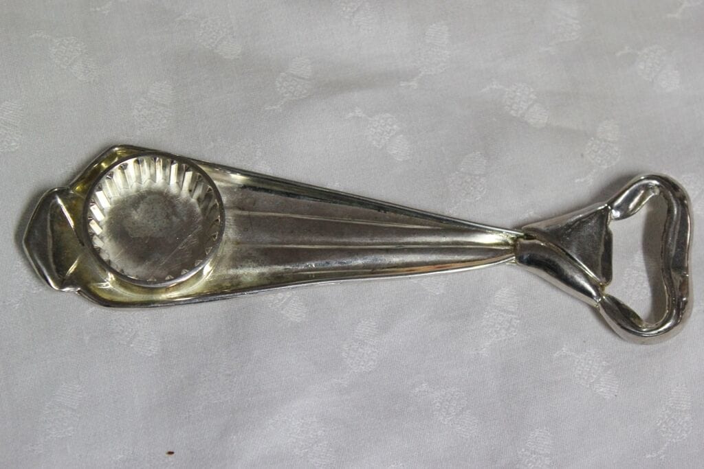 APRIBOTTIGLIA VINTAGE IN SILVER PLATE FORMA CRAVATTA / TAPPA BOTTIGLIA Cavatappi