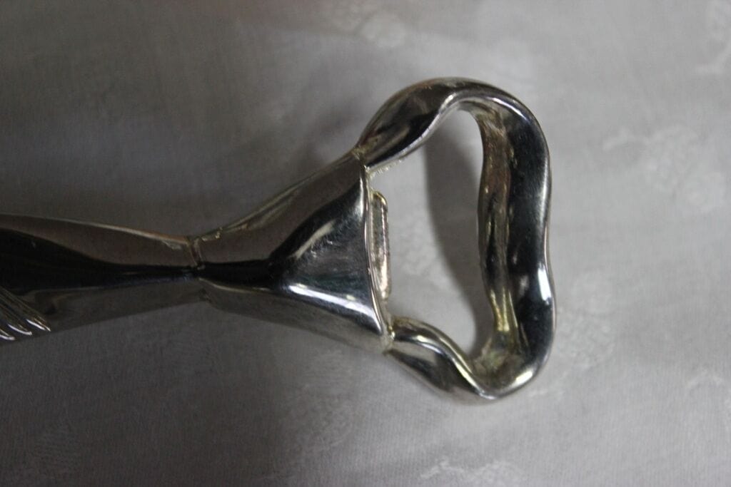 APRIBOTTIGLIA VINTAGE IN SILVER PLATE FORMA CRAVATTA / TAPPA BOTTIGLIA Cavatappi