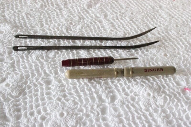 ARNESI VINTAGE DA CUCITO SINGER + DUE AGHI PER MATERASSO Attrezzi e Strumenti