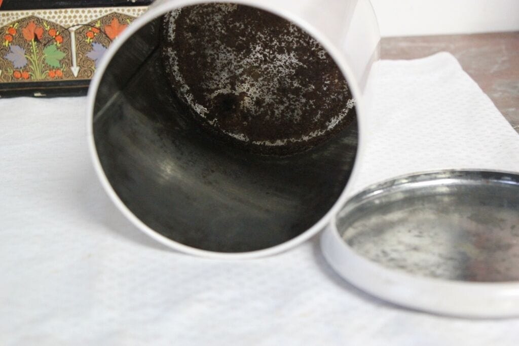 BARATTOLO VINTAGE IN LATTA CON AUTOMOBILE PEUGEOT / old tin box h cm 13 Pubblicità vintage