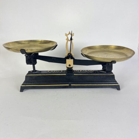 Bilancia antica da cucina in ghisa a con due piatti ottone funzionante vintage Vintage