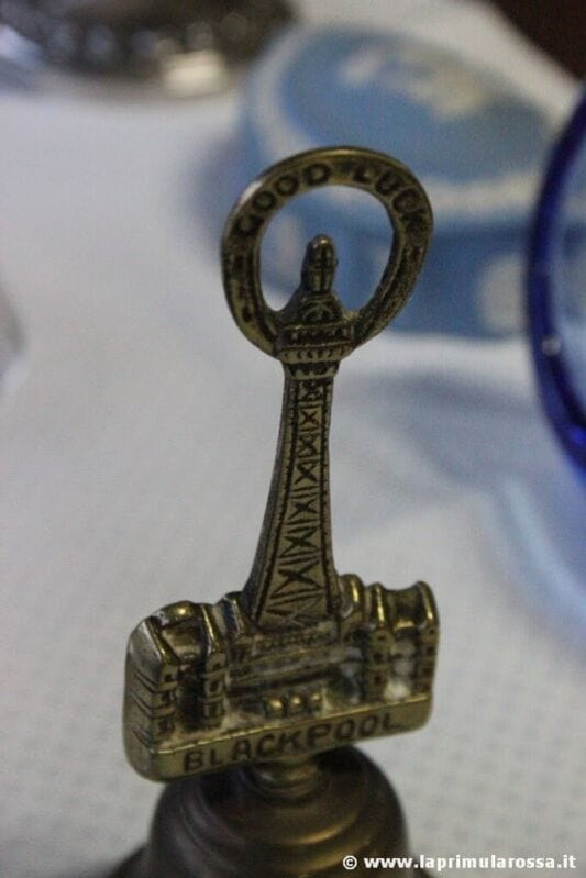 CAMPANA D'EPOCA IN OTTONE DI BUONA FORTUNA h 15,5 CAMPANELLA SOUVENIR BLACKPOOL Campane - Campanelle