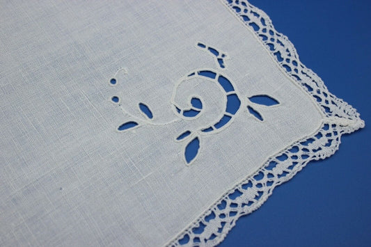 Centrino antico ricamato a mano in lino Centro con pizzo Corredo vintage Corredo Pizzi e Tessuti