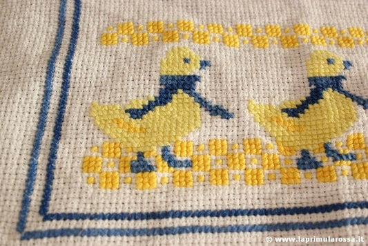 CENTRO D'EPOCA RICAMATO A PUNTO CROCE CON PULCINI CENTRINO CON PIZZO PASQUA Corredo Pizzi e Tessuti