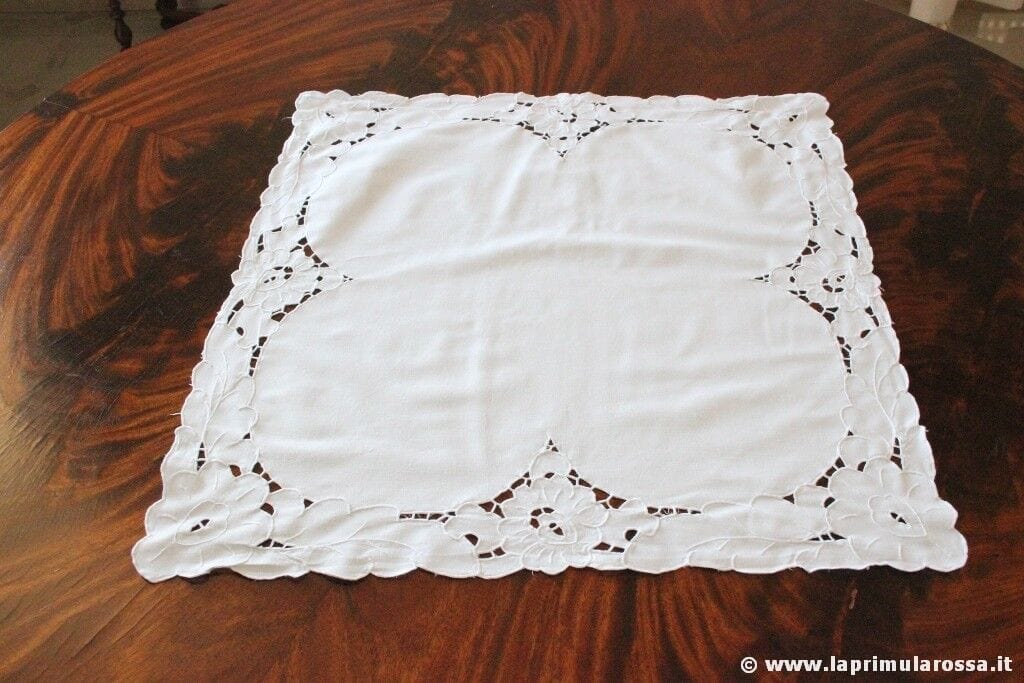 CENTRO VINTAGE INTAGLIATO FORMA QUADRATA 73x73 - VINTAGE EMBROIDERED LINEN TABLE Corredo Pizzi e Tessuti